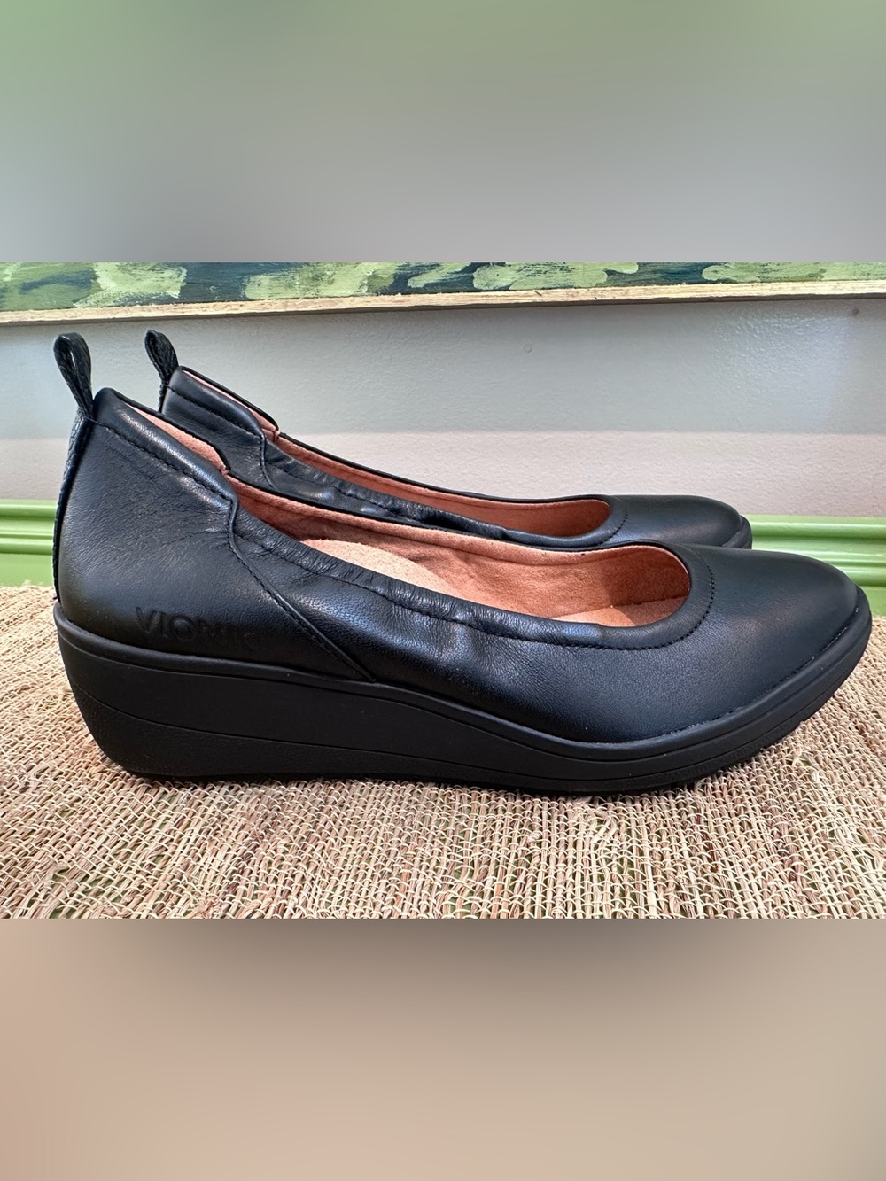 VIONIC womens 8 Jacey Black Leather 2” Wedge Comfort Slip-On SHOES - EUC